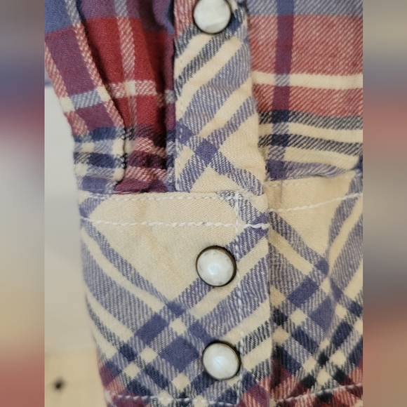 BKE Women's Plaid Flannel Shirt With Pearl Button Snap Closure Size Largr - Picture 5 of 8